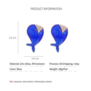 Boucles d'oreilles baleine bleue en alliage de zinc avec strass et émail sur fond blanc