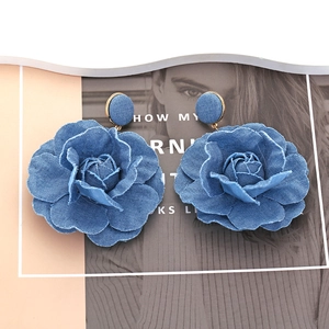 Handgefertigte große Denim-Rosenohrringe aus blauem Stoff mit Metallstecker im Retro-Stil