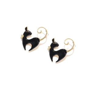 Detailansicht der Katzenohrringe mit schwarzer Emaille und goldenen Metallakzenten