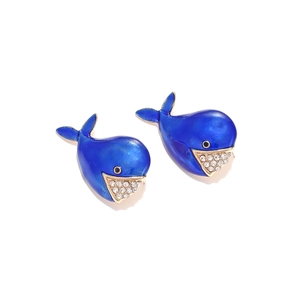 Détail des boucles d'oreilles baleine en émail bleu avec cristaux et bordure dorée