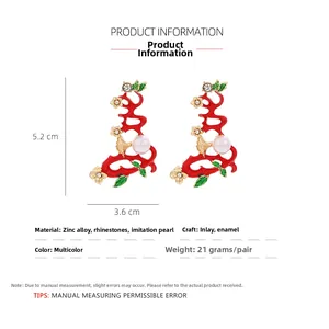 Vue détaillée des boucles d'oreilles corail rouge avec fleurs d'or et perles