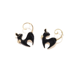 Süße schwarze Emaille-Katzenohrstecker mit goldener Schleife aus polierter Legierung für Damen