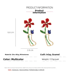 Dimensions détaillées des boucles d'oreilles fleurs en émail et détails d'alliage