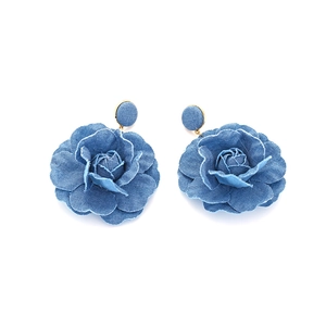 Handgefertigte Denim Rose Ohrringe in Blau mit offenen Kanten und Vergoldung