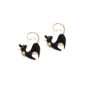 Detailansicht der schwarzen Emaille-Katzenohrringe mit goldener Schleife und Haken