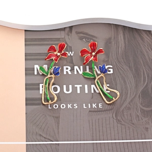 Boucles d'oreilles fleuries avec fleur rouge, feuilles vertes et papillon bleu en émail