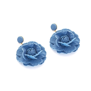 Detail der blauen Denim-Rosenohrringe mit offenen Kanten und stoffbezogenen Steckern
