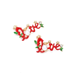 Boucles d'oreilles Love romantiques avec émail rouge, perles blanches et détails de fleurs