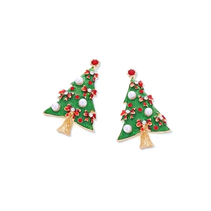 Boucles d'oreilles sapin de Noël en émail vert avec nœud rouge et perles sur fond blanc