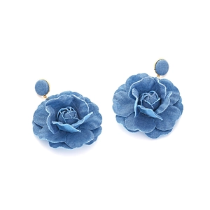 Detail von blauen Denim-Kamelienohrringen mit handgefertigten Fransen und Schichten