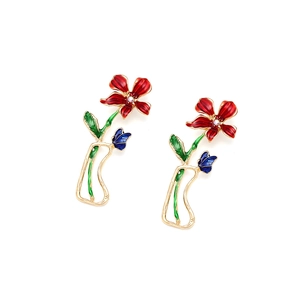 Boucles d'oreilles fleurs en émail coloré avec papillon sur une base dorée chic