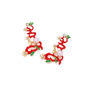 Boucles d'oreilles feuilles rouges avec perle blanche et lettres LOVE dorées de style nature