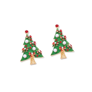 Détail des boucles d'oreilles sapin de Noël avec émail vert et nœuds rouges
