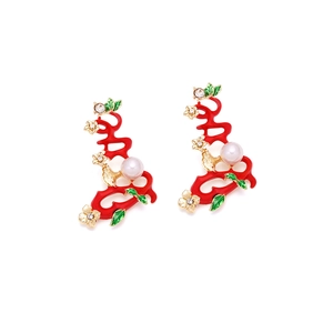 Détail de boucles d'oreilles LOVE avec émail rouge, feuille verte, perle et strass
