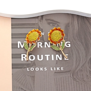 Boucles d'oreilles tournesol dorées avec strass jaunes et verts au design 3D élégant