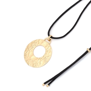 Collier vintage avec pendentif doré martelé minimaliste et cordon en cuir noir