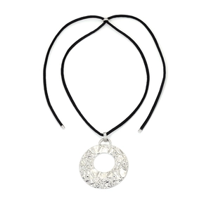 Collier rétro avec pendentif rond en métal martelé et cordon en corde tressée noire