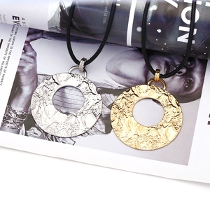 Colliers avec pendentifs cercles martelés or et argent sur cordons noirs lisses
