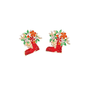 Vue détaillée de boucles d'oreilles bottes de Noël avec strass rouges et feuille émail