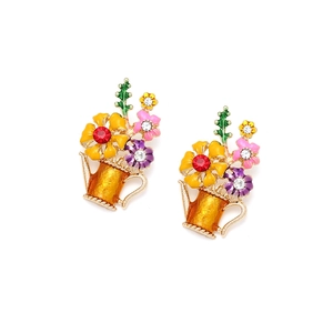Elegante goldene Gießkannen-Ohrringe mit bunten Emaille-Blumen und funkelnden Kristallen