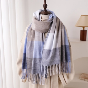 Écharpe châle à carreaux bleu et beige effet cachemire avec franges sur manteau beige