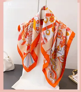 Dettaglio di sciarpa in seta con bordi arancioni e motivi geometrici vintage