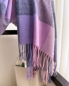 Détails d'une écharpe à carreaux violets et gris avec franges élégantes et texture cachemire