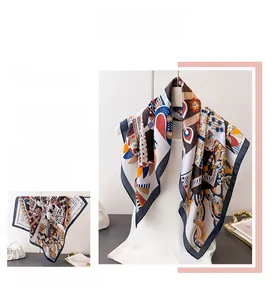 Dettaglio di un foulard in seta con stampa graffiti geometrici astratti e consistenza liscia