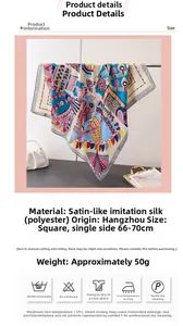 Primo piano di un foulard in seta con stampa graffiti artistica appeso a un'asta di metallo