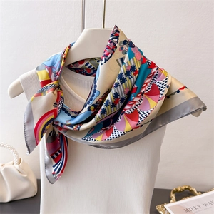 Dettaglio di un foulard in seta con stampa graffiti artistica e motivi colorati