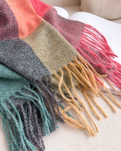 Détail d'une écharpe à carreaux colorés avec texture douce style cachemire et franges