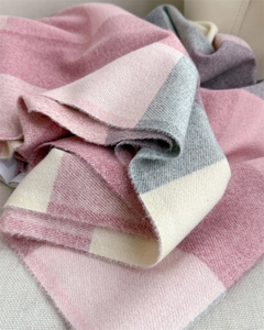 Vue rapprochée de l'écharpe à carreaux colorés, texture cachemire douce et franges