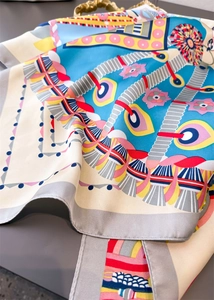 Dettaglio di sciarpa in seta artistica con stampe equestri e motivi geometrici eleganti