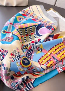 Dettaglio di un foulard in seta con vivaci motivi geometrici astratti colorati