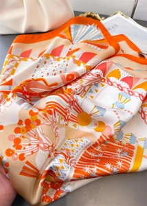 Foulard in seta con stampa artistica e motivi geometrici su una rivista di moda