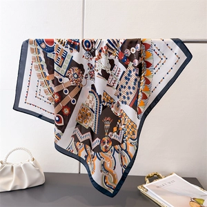 Dettaglio di un foulard quadrato in seta sintetica con stampa graffiti su supporto
