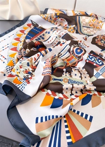 Sciarpa di seta artistica con stampa di cavalli vintage e dettagli di frange eleganti
