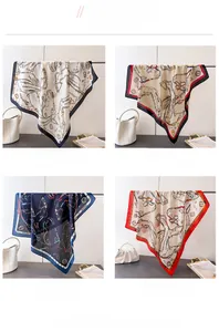 Gros plan détaillé de quatre foulards en soie avec motifs équestres vintage et harnais de cheval