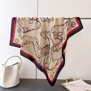 Détail d'un foulard en soie au motif équestre rétro drapé sur un support en métal chic
