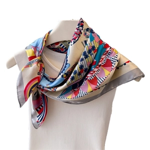 Foulard quadrato in seta con stampa artistica graffiti e motivi geometrici colorati
