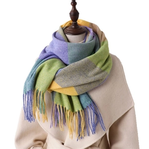 Écharpe à carreaux colorée en imitation cachemire avec franges sur un manteau beige