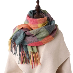 Écharpe à carreaux multicolore en simili cachemire avec franges sur manteau