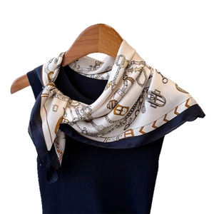 Foulard en soie avec imprimé équestre vintage et motifs de chaînes dorées sur bord bleu