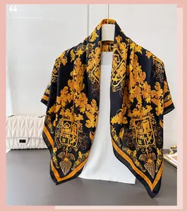 Détail d'un foulard en satin style palais avec imprimés baroques dorés de lions