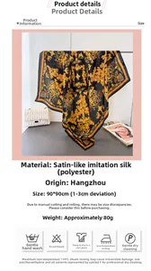 Détail d'un foulard en satin de 90 cm au motif baroque doré sur fond noir élégant