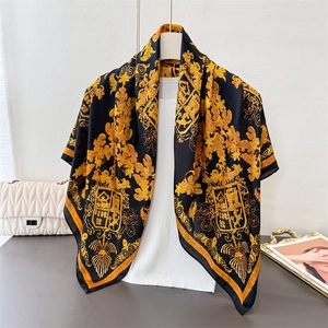 Écharpe en satin style palais vintage avec motif baroque doré sur fond noir élégant