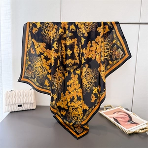 Carré de soie style baroque noir et or avec motifs héraldiques et imprimés luxueux