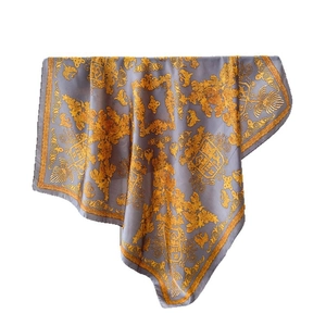 Carré de soie satinée grise au style baroque avec motifs floraux dorés et couronne