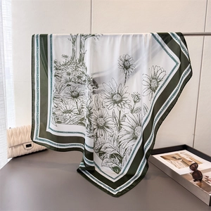 Élégant foulard en satin de soie vert forêt avec imprimés de marguerites peintes à la main