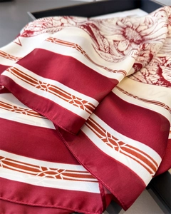 Gros plan d'un foulard en soie élégant montrant la texture fine et le motif floral de marguerite